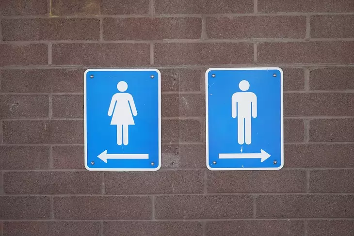 «Смогу ли я?»: таблички о дистанцировании смутили посетителей туалета