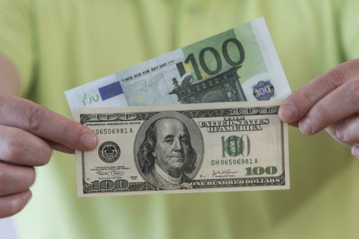 Эксперт посоветовал инвестировать не в доллар, а в евро