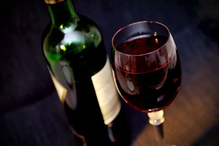Нарколог оценил новости о пользе вина в защите от COVID-19