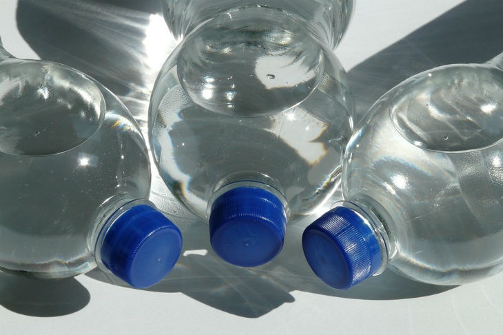 Роскачество перечислило «приметы» опасной воды в бутылках
