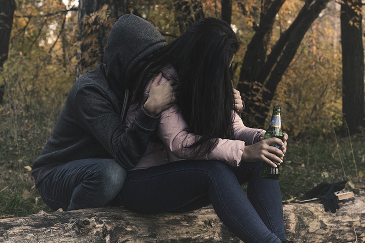 Алкоголизм мужской и женский: нарколог объяснил разницу