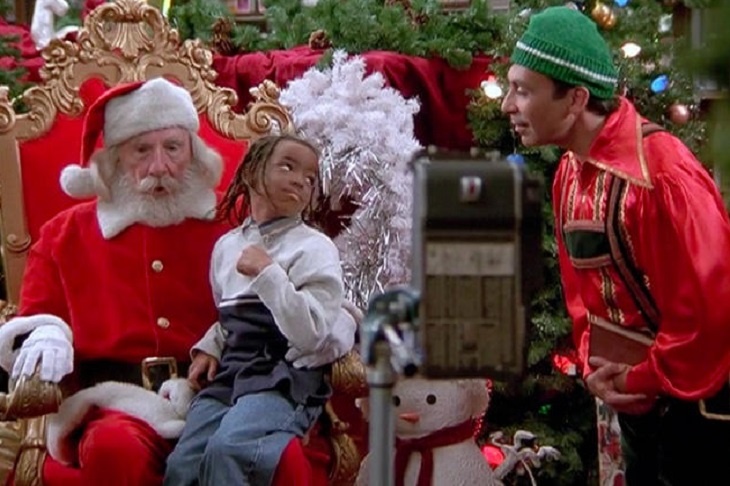 Никаких обнимашек: Санта-Клаусам запретили брать детей на колени