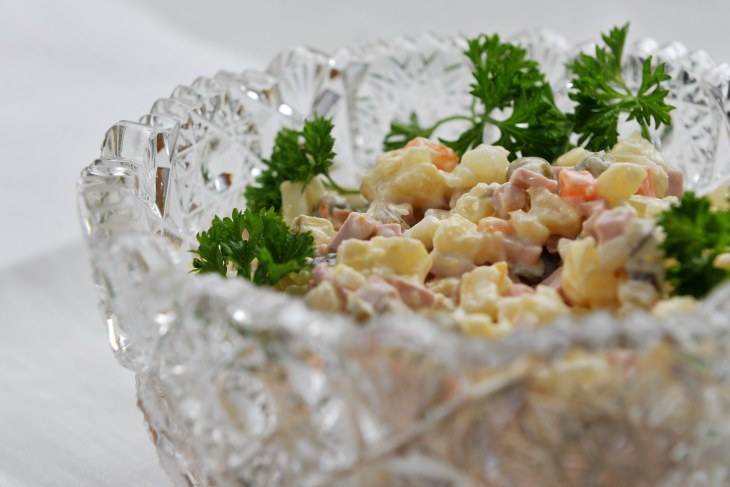 Диетолог призвала «исправить» главный новогодний салат