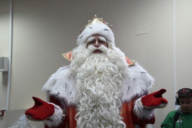 Сказочный оппозиционер: белорусский Дед Мороз будет одет в БЧБ-костюм