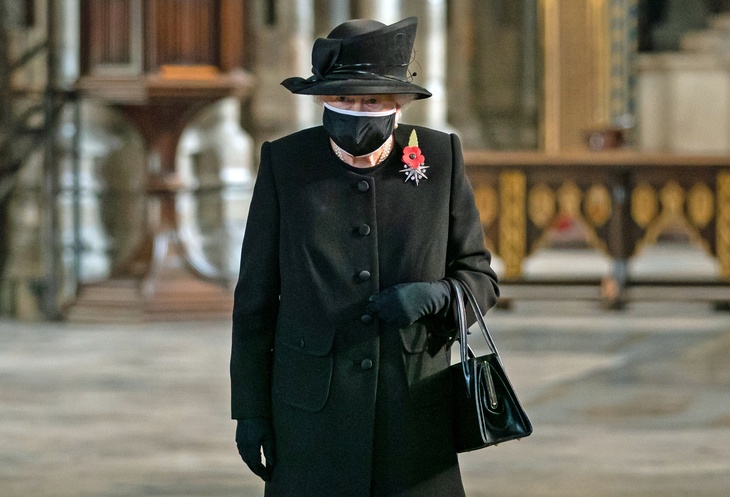 Елизавета II впервые с начала пандемии появилась на публике в маске