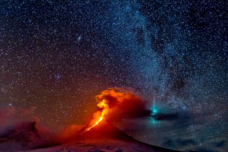 Пугающе красиво: невероятное видео с вулканом Ключевской и метеором