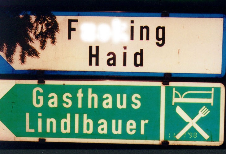 Достали голые туристы: деревня F***ing меняет название Достали голые туристы: деревня F***ing меняет название