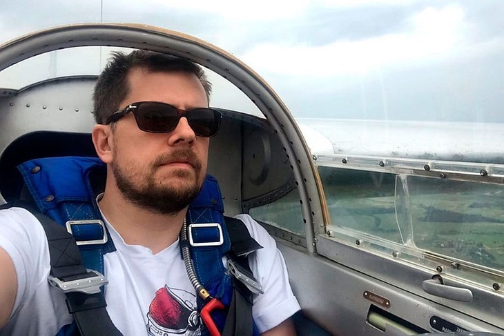 Телеведущий НТВ Александр Колтовой увлекался пилотированием.