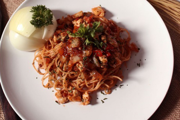 «Болоньезе по-мужски»: секрет вкусных спагетти от шеф-повара