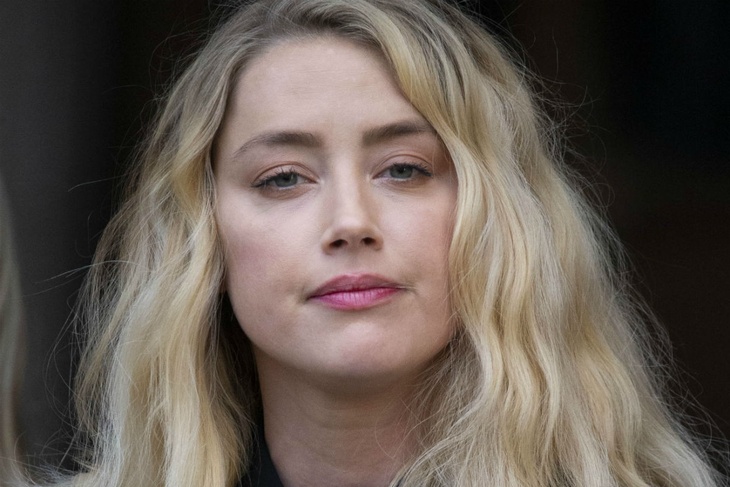 «А ей плевать»: больше миллиона фанатов требуют увольнения Эмбер Херд