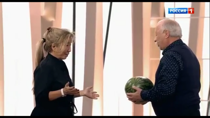 Якубович продал кепку Лужкова за пять тысяч долларов