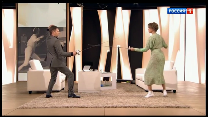 Защищайтесь: Борис Корчевников сразился на шпагах с Ольгой Слуцкер