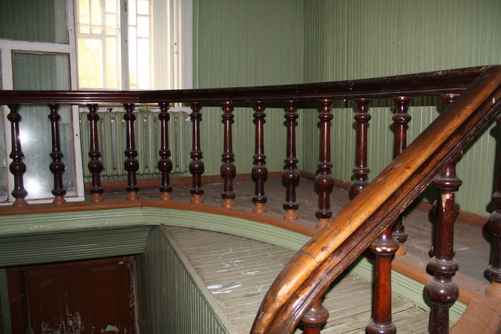 Вот это предложение: старинный особняк продают за рубль