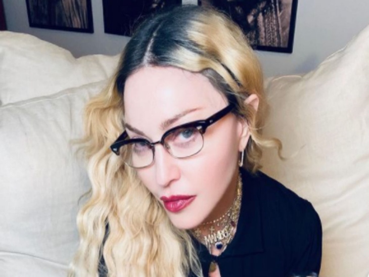 «Жуть»: 62-летняя Мадонна предстала с розовыми волосами и «натянутым» лицом