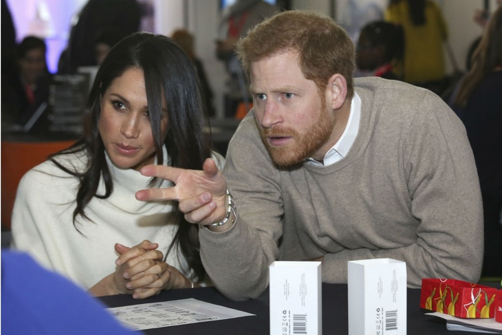 Королевский эксперт: «Меган и Гарри еще сильнее отдалились от королевы»