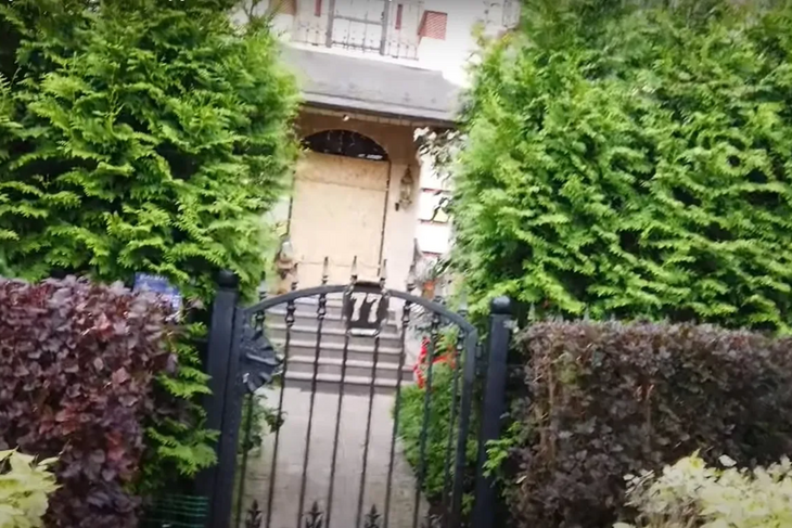 «Тут больше не живет»: Муцениеце нагрянула в дом Прилучного и Карпович