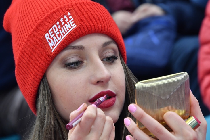 Не прощаемся с помадой: визажист назвала три средства, которые не сотрутся под маской