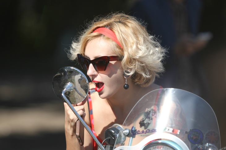 Не прощаемся с помадой: визажист назвала три средства, которые не сотрутся под маской