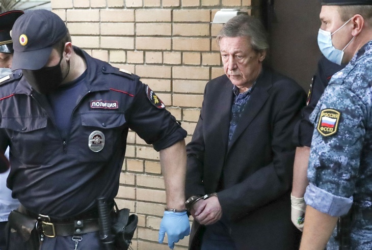 В неизвестном направлении: Ефремова вывезли из московского СИЗО