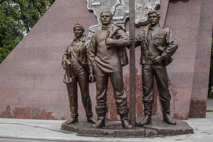 Тюмень. Монумент «Молодым созидателям земли Тюменской» 