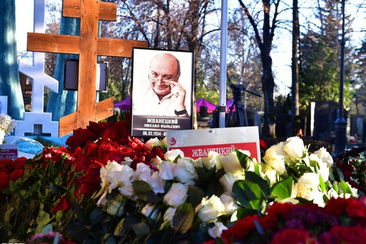 Могила с простым крестом: как прошли «элитные» похороны Жванецкого