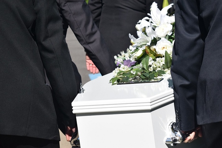 Сотрудники похоронного бюро избили родных умершего за отказ от их услуг
