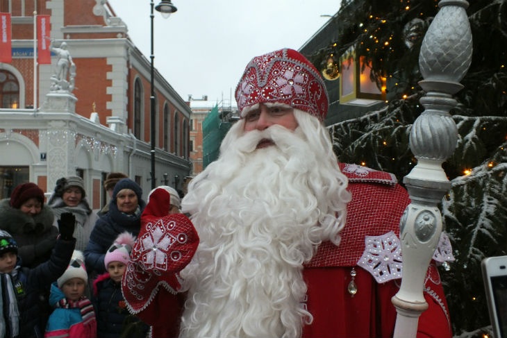 И лезет с «приставалками»: невролог Батышева назвала нормой детский страх Деда Мороза