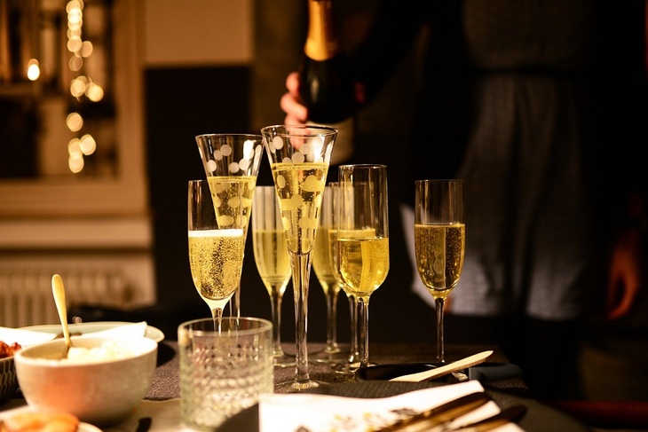 Меньшее зло: нарколог посоветовал альтернативу шампанскому на Новый год
