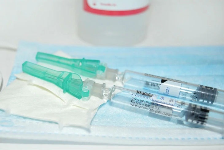 Эксперт посоветовал переболевших «короной» поставить прививку от вируса