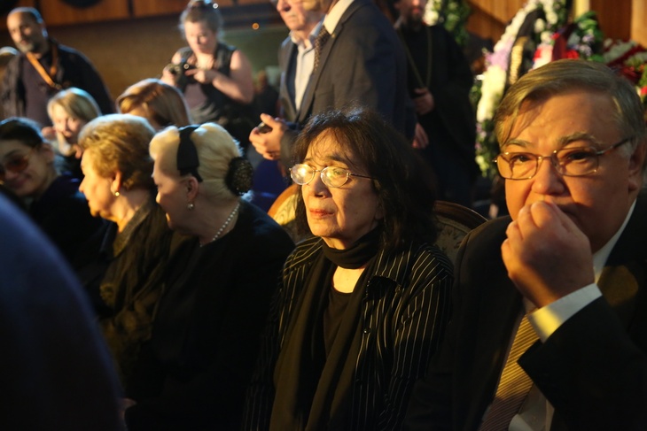 «Единственные меня выручают»: вдова Баталова заступилась за своих адвокатов перед Михалковым