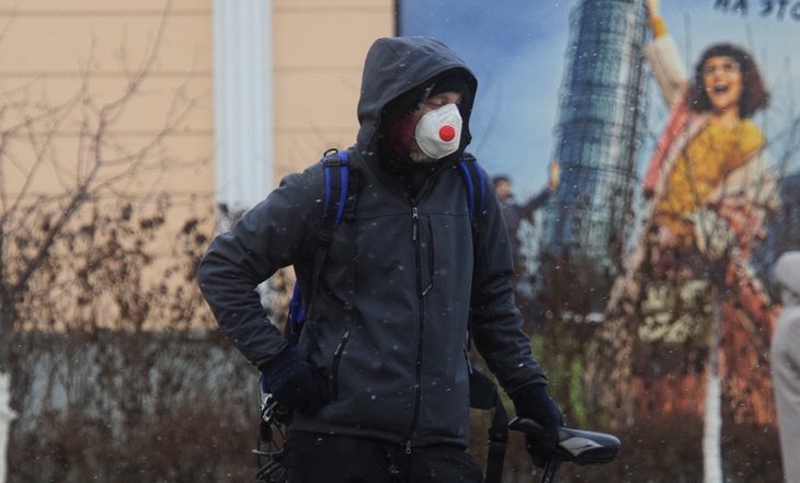В Роспотребнадзоре объяснили, кому можно носить маски с клапанами