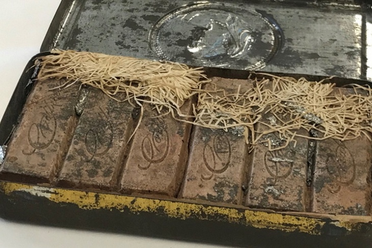 Королевский шоколад: в Австралии нашли 120-летнюю коробку конфет