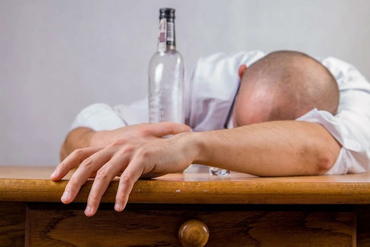 Нарколог Александр Ковтун назвал безопасную для здоровья дозу алкоголя