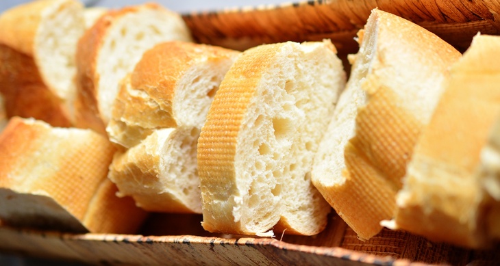 Белый хлеб в «черном списке»: названы самые вредные продукты для ужина