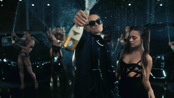 Моргенштерн подвел итоги года, облившись шампанским за десятки тысяч рублей