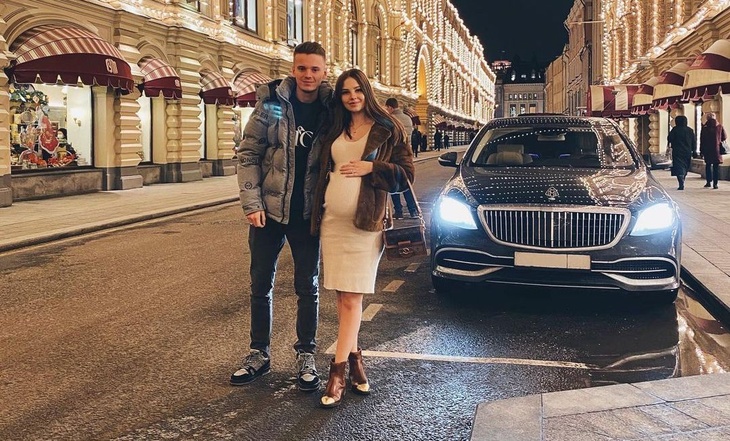 «Первый Mercedes»: невестка Валерии повздорила с фанатами из-за дорогой коляски 