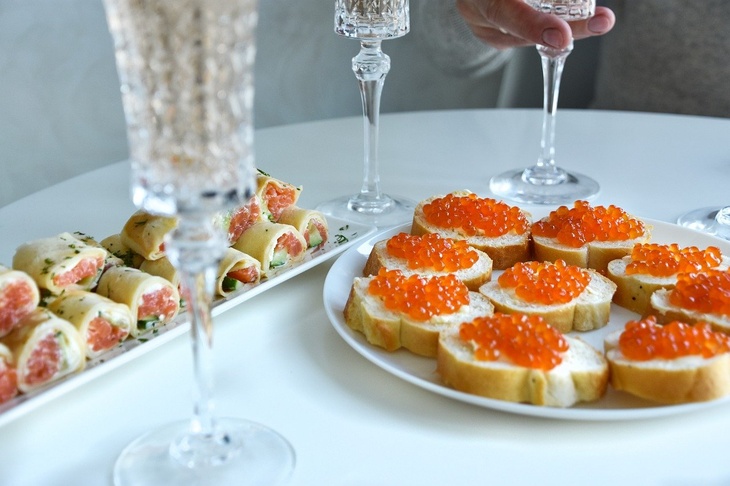 «Шампанское и немного салата»: сколько бутербродов с икрой можно съесть в Новый год