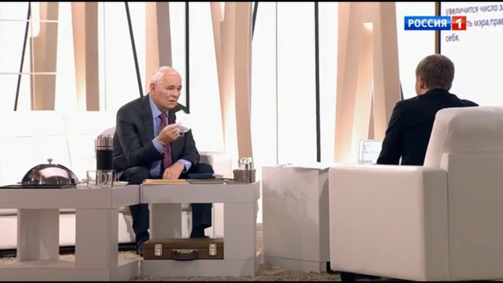 Леонид Рошаль показал, как правильно носить маску