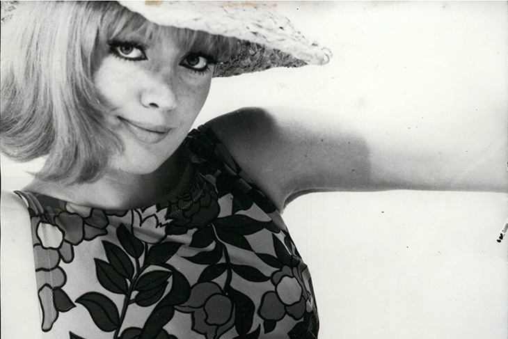 Девушка в купальнике