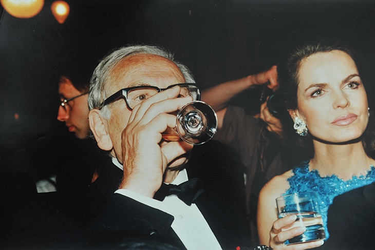 Пьер Карден с бокалом