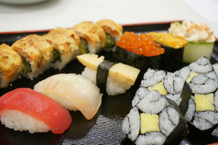 Полгода галлюцинаций: женщина отравилась несвежими суши