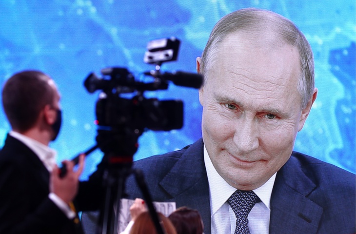«Сказки у нас очень хорошие»: Путин рассказал что читает внукам