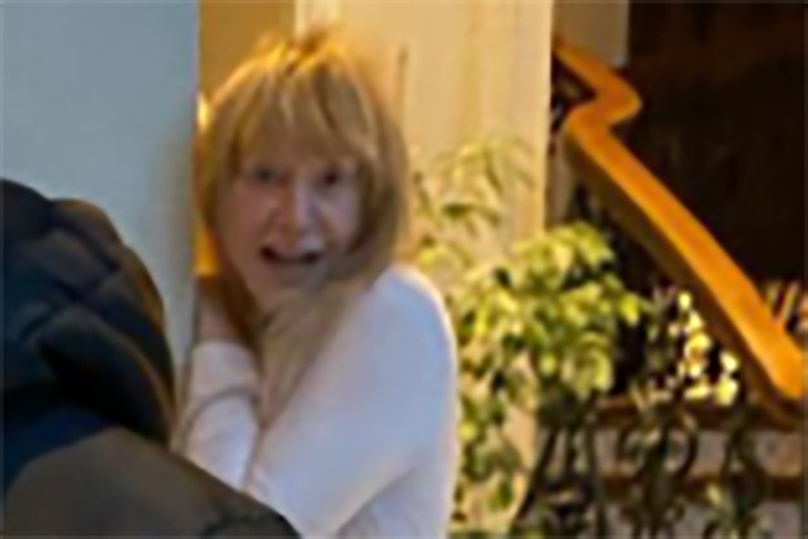 «Очаровательная блондинка»: Пугачева в домашнем халате проводила детей в школу