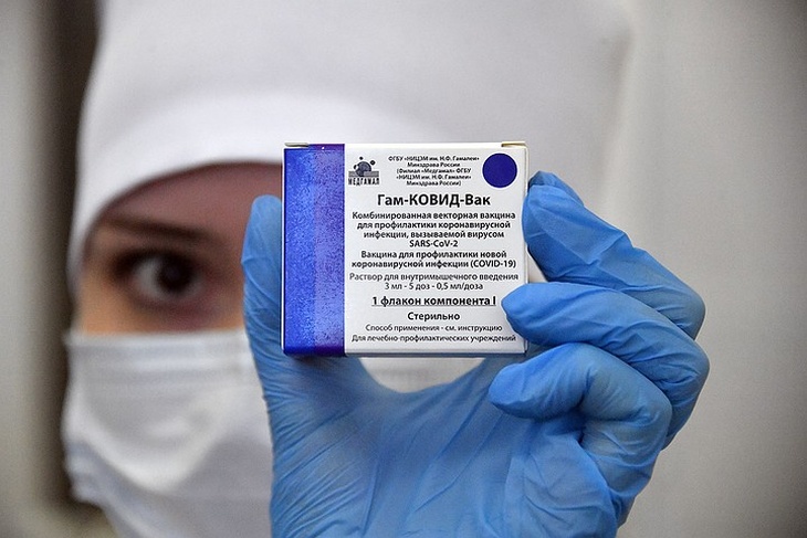В Москве началась вакцинация от коронавируса людей старшего поколения.