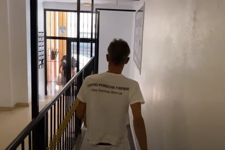 «Квартира у мельницы, дешевый район»: Панин провел рум-тур по собственному дому в Испании