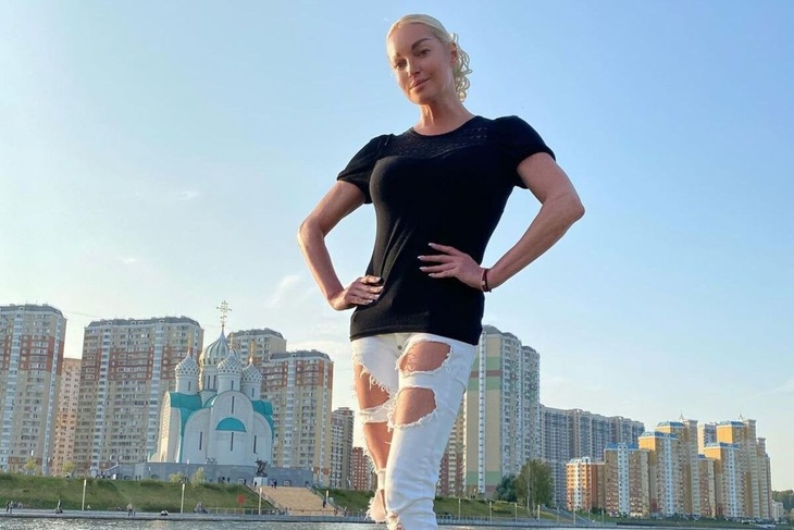 «Прости, Господи»: полуголая Волочкова устроила нетрезвые танцы на улице