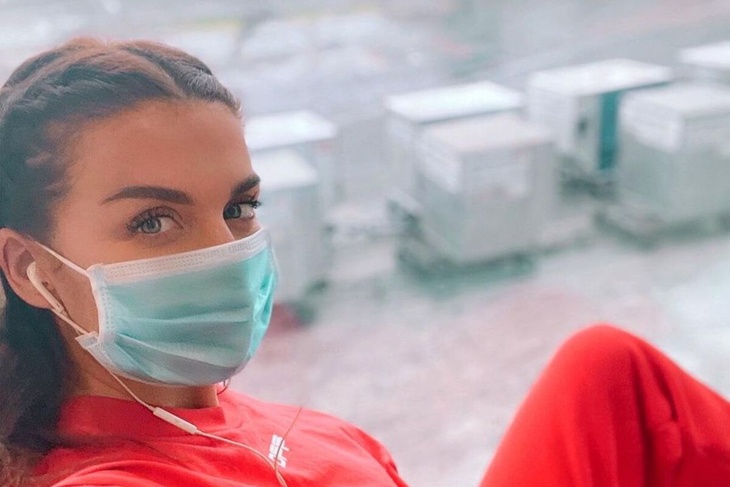 «Спелый орешек»: Седокова в «лимонном» бикини предъявила аппетитные формы крупным планом