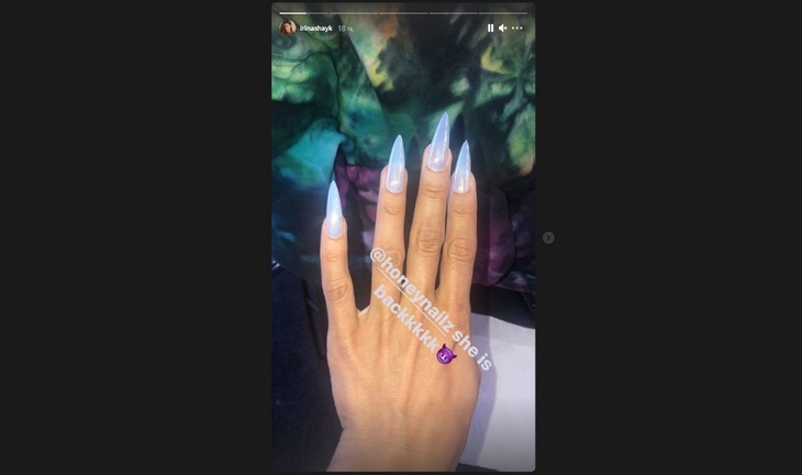 Выпустила коготки: Ирина Шейк переборщила с наращиванием ногтей