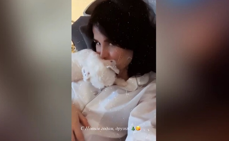 Животик виден: Алекса подогрела слухи о беременности домашним видео