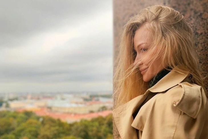 Ходченкова заинтриговала снимком со снятой наполовину рубахой на свое 38-летие